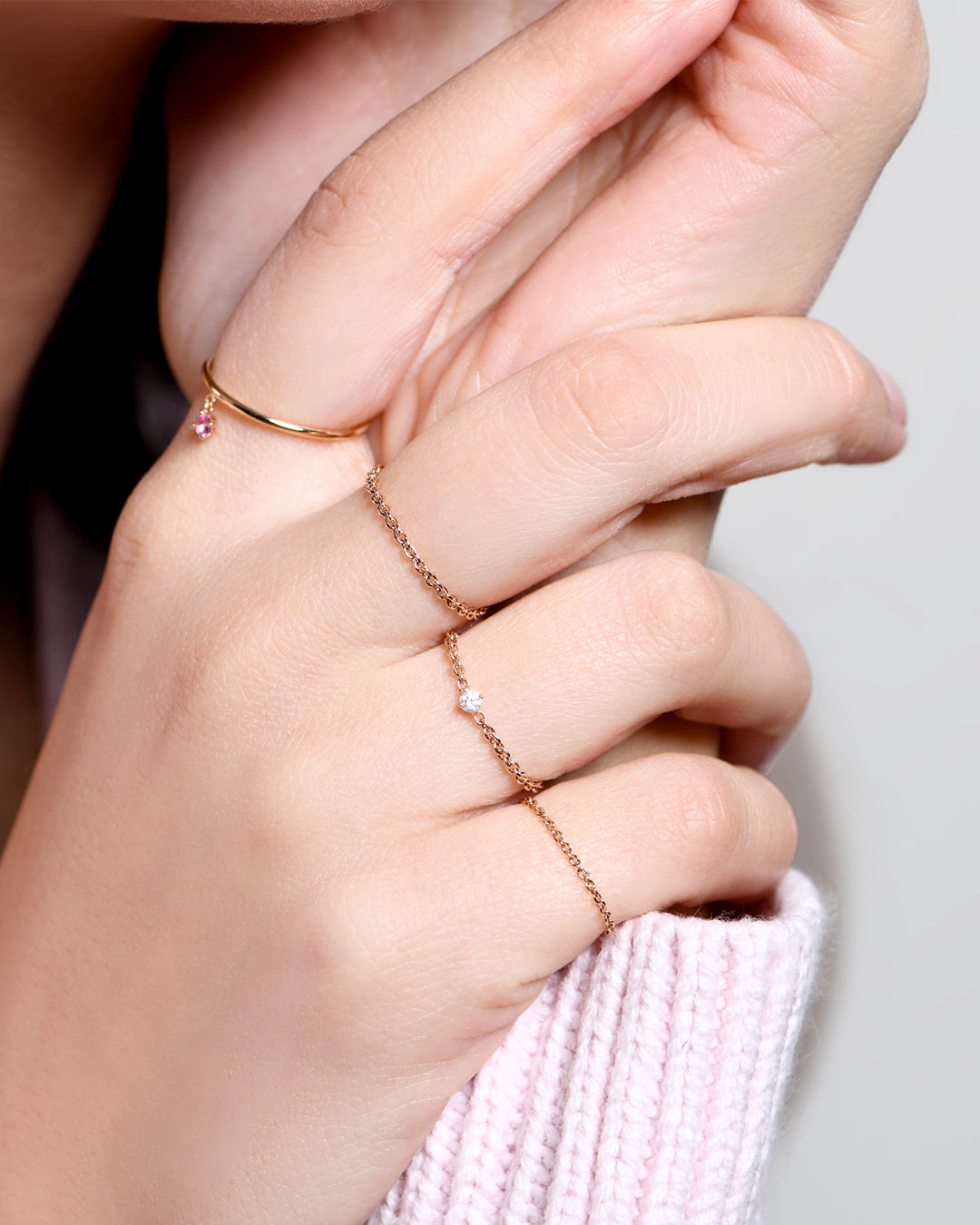 Gold chain-rings: an essential design for every day looks